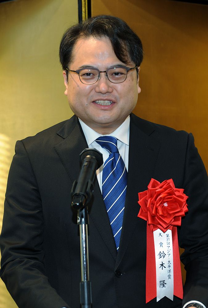 大賞のスピーチをする鈴木隆氏